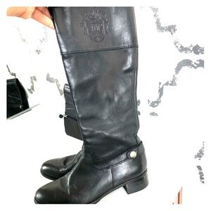 Black leather knee boot
